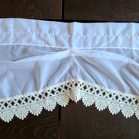 Vintage curtain with lace. - Picture 2 of 12